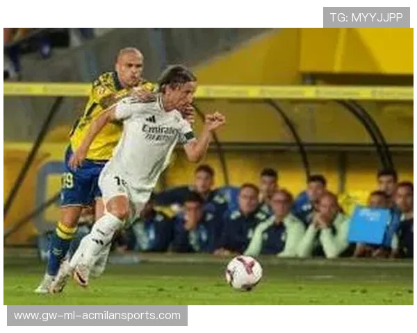 维尼修斯拉开大弧度路线晃飞后卫，皇马彻底占据主动