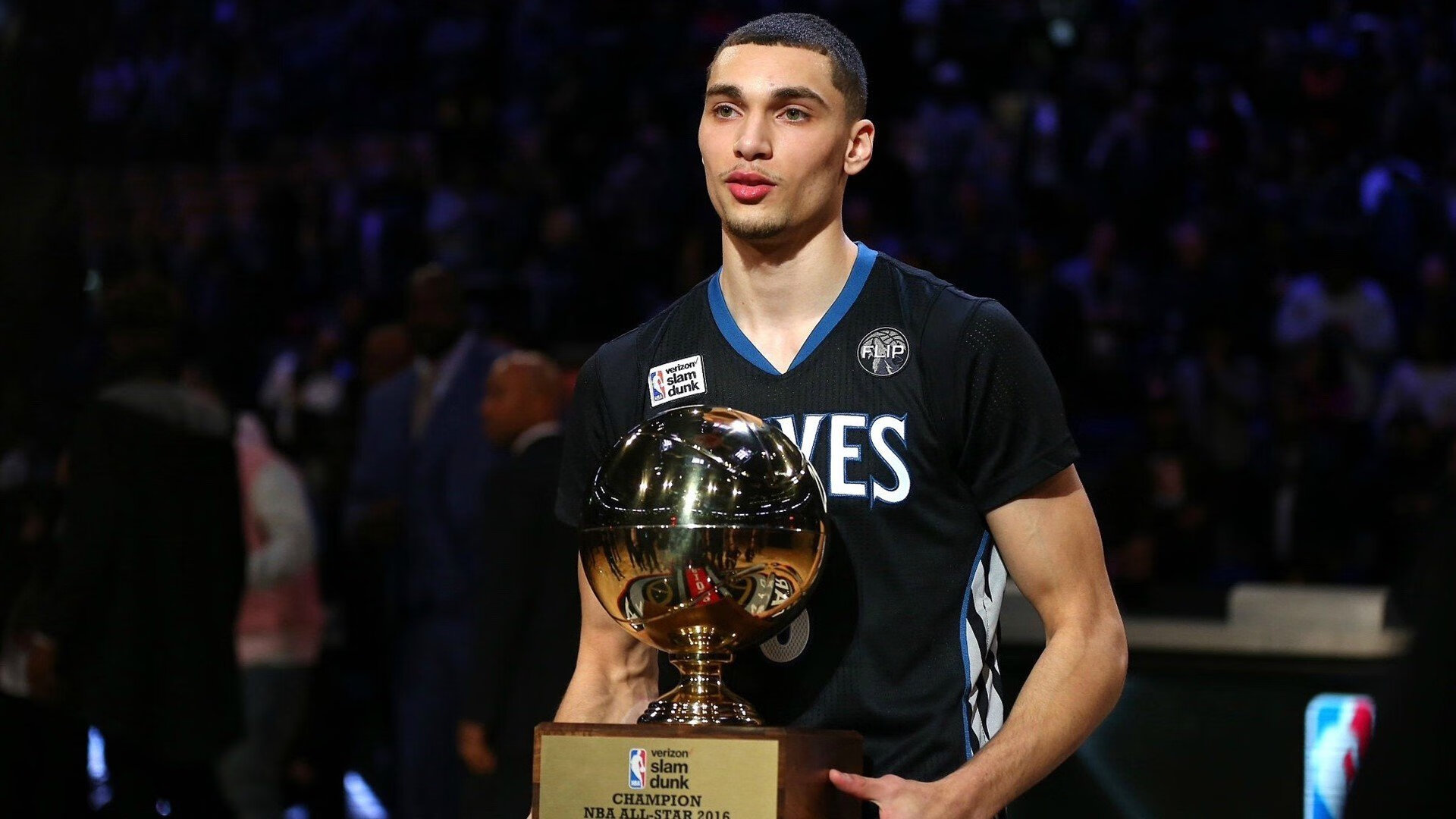 简：凭借敏捷的移动和精准的传球，快速助攻全黑队进攻